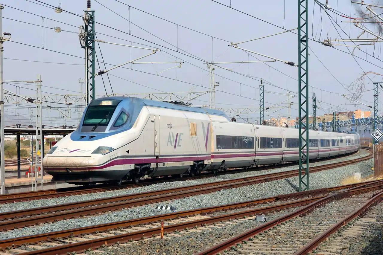 A Renfe AVE S-102 train photographed in June 2024; file photo, not the train collision near Urda.